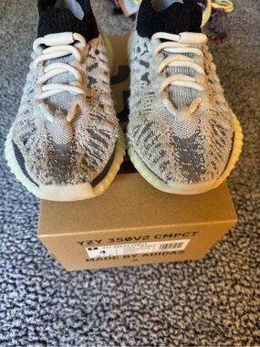 Adidas Yeezy 350 v2 Sneakers